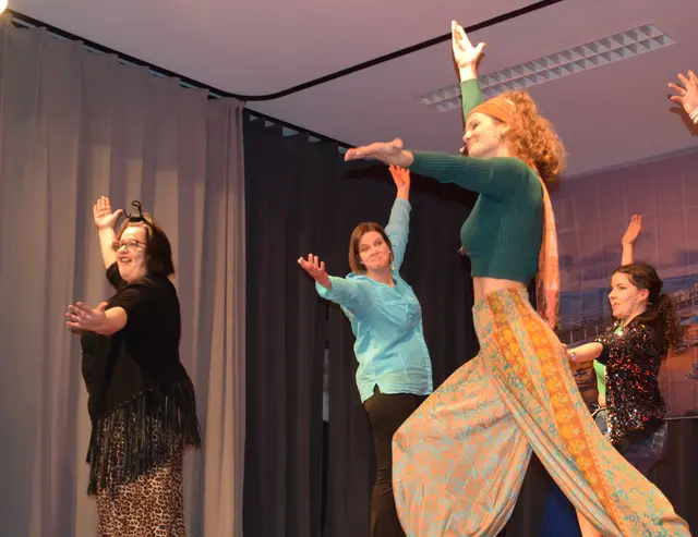 Hörifastnachts-Pflichtübungen beim Joga Kurs. | Foto: Achim Holzmann