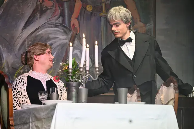 Eine denkwürdige Hommage an Dinner for One gab es auch beim diesjährigen Zeller Narrenspiegel.  | Foto: Philipp Findling