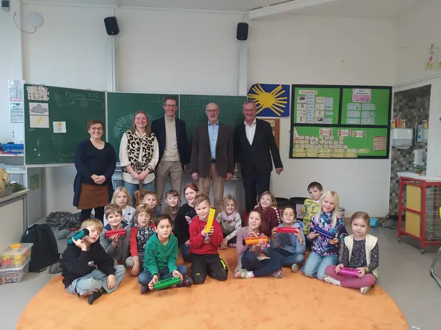 Johanna Seib, Schulleiterin der Grundschule Markelfingen, stellte mit der Musikpädagogin Clara Bohm von der Musikschule Radolfzell den Mitgliedern des Rotary Clubs Radolfzell-Hegau das Projekt des gemeinsamen Musikunterrichtes vor. Davon begeistert waren sowohl die Kinder als auch Arnulf Heidegger (Stiftungsrat Böhringer Stiftung), Gerald Reckert (Präsident RC Radolfzell-Hegau) und Bernhard Hertrich (Stiftungsrat Böhringer Stiftung) (v.l.). | Foto: Katie Cormier