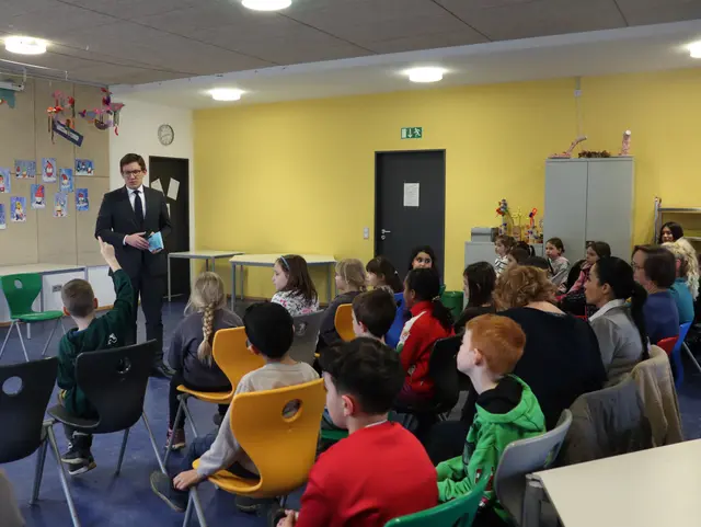 Bürgermeister Marcus Röwer stellt sich den Fragen der Kinder, die nach der Lesung die Möglichkeit haben, diese zu stellen. | Foto: Juleda Kadrija