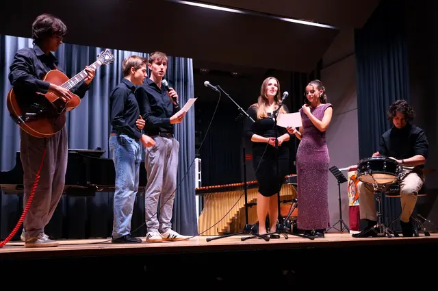 Bei der Zugabe „Baby, it’s cold outside“ jammten die sechs jungen Musiker (von links Lion Kaisler, Philip Höß, Timo Lattner, Jana Kalter, Patrizia Urban und Jacob Pfaff) auf der Bühne gemeinsam. | Foto: Constanze Wyneken