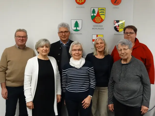 (v.l.n.r): Brigitte Wegmann-Brückner, Margot Kratzer und Hilde Schmid ( alle Beisitzerinnen), dahinter: Manfred Schilling (Kassierer), Manfred Jüppner (Erster Vorstand), Jasmin Schönenberger  (Einsatzleiterin) und Viktoria Kuvert (Zweite Vorsitzende). Es fehlt: Karola Roman (Schriftführerin)
 | Foto: Marcelino Rüth