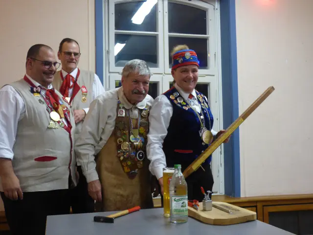 Ulrike Wiese (rechts) ist neue Ehrengerstensafterin. Dazu gratulieren Zunftmeister John Weber (von links), Zeremonienmeister Christoph Graf und Ehrenzunftmeister Walter Benz. | Foto: Mike Durlacher