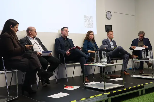 Die Landtagskandidaten stellen sich den stellen sich den Fragen der Moderatoren und Besucher in den IHK-Räumen in Konstanz. Von links: Daphne Grathwohl, Pressesprecherin der IHK in Berlin, Steffen Jahnke von der AfD, Frank Ortolf von der SPD, Andrea Gnann von der CDU, Patrick Konopka von der FDP und Thomas Conrady Präsident der IHK Hochrhein-Bodensee. | Foto: Sebastian Ridder
