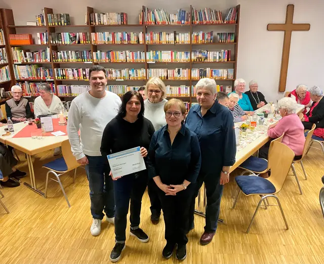 Anlässlich des dreijährigen Bestehens des Pfarrei-Cafès in Binningen konnte Elisabeth Jäger 500 Euro an den lokalen Bürgerverein überreichen: Ortsvorsteher Nico Merkt, Dagmar Hiestand, Kassiererin des Bürgervereins sowie Bettina Wittmer, Elisabeth Jäger und Iris Cahn, alle vom 1. Tag an aktiv im beliebten Cafè. | Foto: Bernhard Grunewald