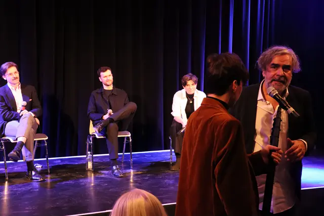 Neben dem Publikum hatten auch der Moderator und Journalist Jann-Luca Künßberg und Musiker Daniel Grunenberg ihre Heimat zeitweise im Landkreis Konstanz. Von links: Jann-Luca Künßberg, Daniel Gruneberg, Miku Sophie Kühmel und Deniz Yücel.   | Foto: Sebastian Ridder