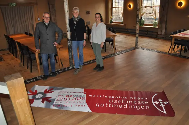 Neustart mit neuer Location: Die Tischmesse in Gottmadingen findet 2026 in den Veranstaltungsräumen von G2-Events statt. Mit der Vorbereitung beschäftigt sind (von links): Thomas Schleicher, Cornelia Strunz (beide Wirtschaftsförderung der Gemeinde) und Hanna Repnik (G2-Events). | Foto: Anja Kurz