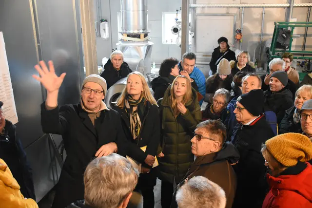solarcomplex-Vorstand Bene Müller gab Landesumweltministerin Thekla Walker (zweite von links) und den Teilnehmenden einen Einblick in die neue Heizzentrale in Hilzingen.  | Foto: Philipp Findling