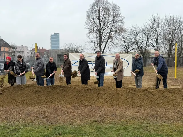 Der symbolische Startpunkt wurde mit dem Spatenstich für eine weiterhin gute Zukunft durch die Beteiligten für die Zeppelin-Realschule gesetzt.  | Foto: Juleda Kadrija