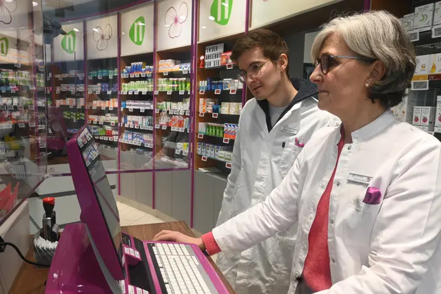 Als Praktikant konnte sich Landtagskandidat Nico Klemann bei Apothekerin Stéphanie Haas-Komp ein Bild über die Arbeit in der Viola-Apotheke machen. Angefangen vom Einlösen von Rezepten. | Foto: Tobias Lange