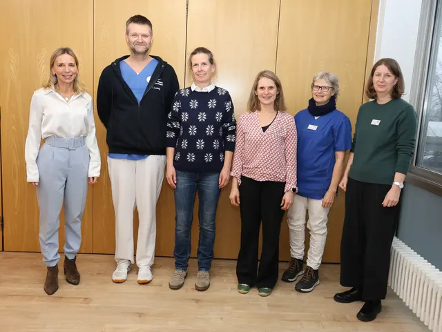 Auf 25 Jahre im öffentlichen Dienst bzw. im Hegau-Jugendwerk können (ab 2.v.l.n.r) Fachkrankenpfleger und Praxisanleiter Torsten Ludwig, Physiotherapeutin Christine Zeller und Lehrerin Elisabeth Grässer zurückblicken. Die Glückwünsche kamen von Barbara Martetschläger (li außen), Kfm. Direktorin, Christine Schweikle, Ärztliche Leiterin, und Pflegedirektorin Petra Wirth (re außen). | Foto: Andrea Jagode