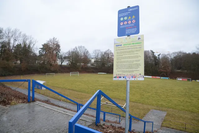 Der Rasenplatz des Hardstadions in Singen ist etwas mitgenommen, eine Flutlichtanlage gibt es derzeit auch nicht. Das kann sich nun vielleicht ändern. | Foto: Sebastian Ridder