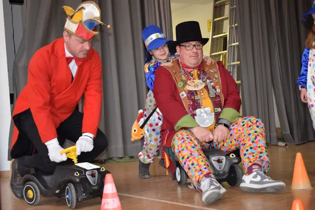 Bürgermeister Patrick Krauss im Bobby Car Duell mit den Narren. | Foto: Achim Holzmann