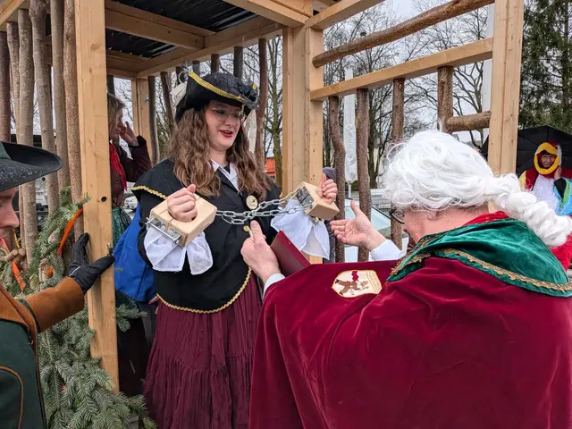 Die Narrenzunft Rehbock macht kurzen Prozess. Bürgermeisterin Judith Joy Klotz wird in Ketten zu ihrem Prozess abgeführt. | Foto: Sebastian Ridder
