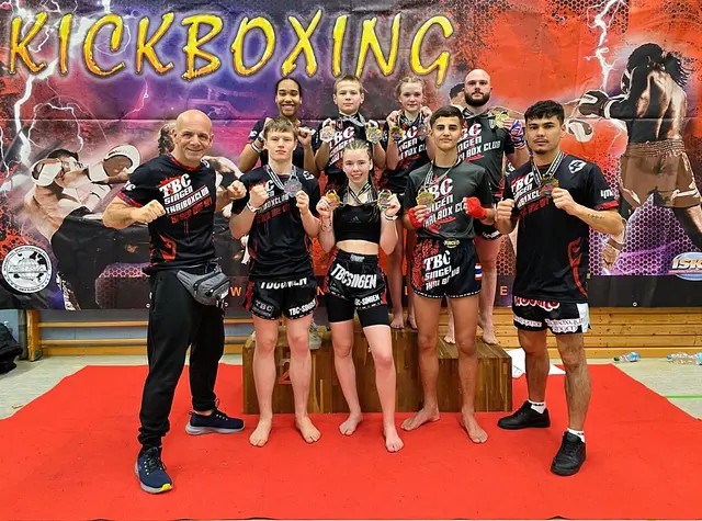 Vorderer Reihe von links:
Trainer Ralf Hasenohr, Nicolas Najden, Sarah Schäfer, Ylldrit Aliu, Eftikhar Ali Akbari
Hintere Reihe von links:
Mercy Okerie Uke, Ivan Potapenko, Naila Winterhalter, Daniel Fuss | Foto: Thai-Box Club Singen