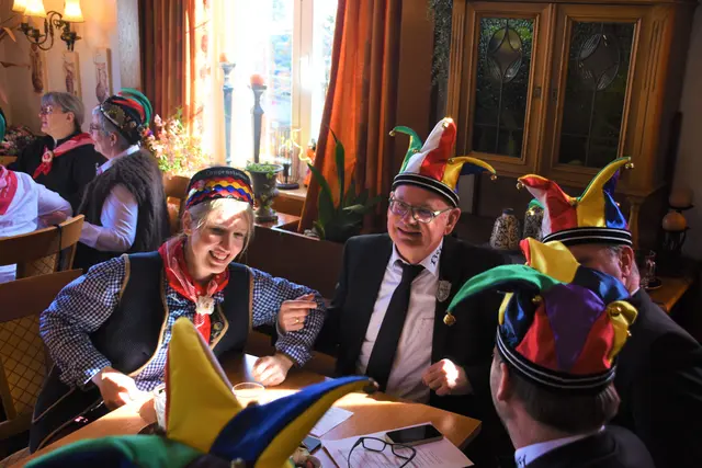 Ein letztes Mal schunkelte Bürgermeisterin beim diesjährigen Uffwirmkaffee mit dem scheidenden Narrenrichter Jürgen Koterzyna. | Foto: Philipp Findling