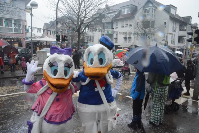 Der Regen hatte keine Chance, den Fasnachtsumzug zu verderben. Entweder hielten die Kostüme als Regenschutz her oder ein Schirm kam mit auf dem Umzug. | Foto: Sebastian Ridder