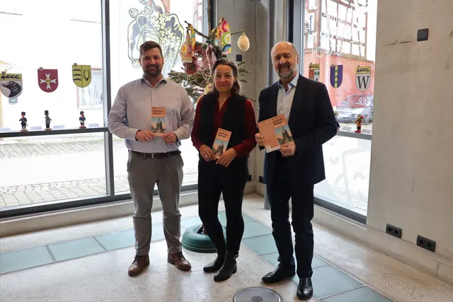 Auch in diesem Jahr versprechen die Ausflugsfahrten ein vielseitiges Programm. (von links): Museumsleiter Julian Windmöller, Kulturamtsleiterin Corinna Bruggaier und Vorstandsvorsitzender der Bürgerstiftung Stockach Wolfgang Kammerlander. | Foto: Juleda Kadrija