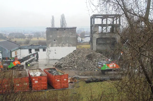 Zur Zeit wird das ehemalige historische Basaltwerkgebäude in Mühlhausen abgetragen und eingeebnet.  | Foto: Helmut Fluck