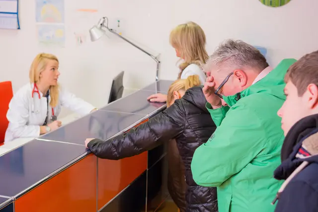 Eine lange Schlange beim Hausarzt, wie bei diesem Symbolbild ist in der aktuellen Jahreszeit nicht unüblich. Gerade Atemwegserkrankungen haben im Landkreis Konstanz zugenommen.  | Foto: adobestock: Racle Fotodesign