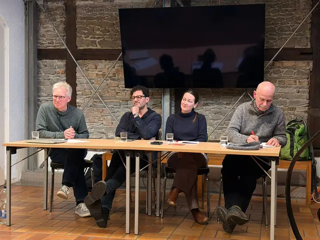 Richard Bartscher (links), Luigi Pantisano (Zweiter von links), Sibylle Röth (Zweite von rechts) und Tom Adler sprachen in Konstanz über das Thema Eisenbahn. | Foto: Tara Koselka