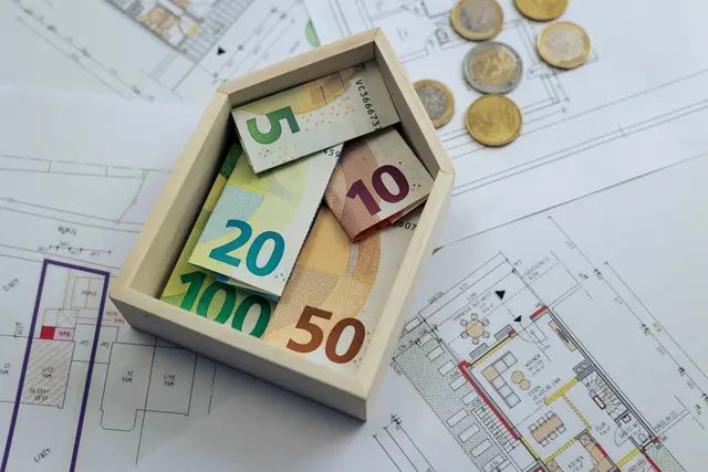 Geld ins Haus stecken: Damit auch Durchschnittsverdiener im Kreis Konstanz sich wieder ein Haus oder eine Eigentumswohnung leisten können, soll der Bund eine „Haus-Förderung“ schaffen. Das fordern Branchenverbände. Da beim Wohneigentum die Miete wegfalle, rentierten sich die eigenen vier Wände im Alter: als eine „bewohnbare Rente“ – als ein Stück „Rente in Stein“. | Foto: Nils Hillebrand