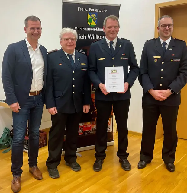 Spürbare Harmonie und Eintracht besteht zwischen der Gemeinde Mühlhausen-Ehingen und ihrer Freiwilligen Feuerwehr, hier mit Bürgermeister Patrick Stärk, Edwin Henninger, stellvertretendem Kommandant, Oliver Drescher, nunmehr Hauptbrandmeister und Kommandant, sowie Raphael Mayer, ebenfalls stellvertretender Kommandant (von links nach rechts), hier bei der Jahreshauptversammlung im Ehinger Bürgerhaus. | Foto: Bernhard Grunewald