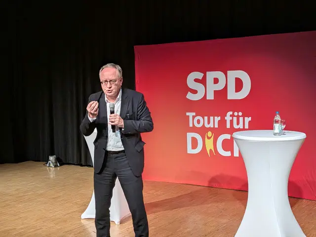 Der SPD-Spitzenkandidat Andreas Stoch möchte Verantwortung mit der SPD im Landtag übernehmen. Seine Ansätze erklärt er den Zuhörern im Milchwerk Radolfzell. | Foto: Sebastian Ridder