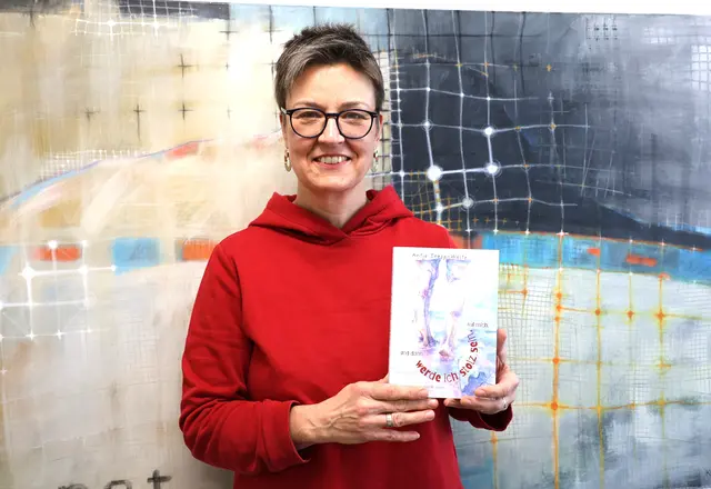 Antje Tresp-Welte mit ihrem Buch. | Foto: Andrea Jagode