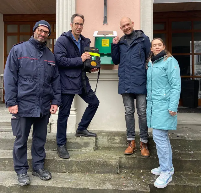 Durch die beiden Initiatoren Mathias und Marion Kenner (rechts im Bild) konnte Bürgermeister Frank Harsch (Zweiter von links) und Feuerwehrkommandant Markus Fischer (links) unter anderem den Defibrillator (AED) auf dem Marktplatz in Betrieb nehmen. Es wurden noch drei weitere AEDs in Stetten, Bittelbrunn und Welschingen installiert. | Foto: Stadt Engen
