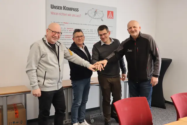 (Von links:) Bernhard Widmann (Betriebsratvorsitzender Constellium), Luis Brito (Betriebsratvorsitzender Amcor), Frederic Striegler ( Zweiter Bevollmächtigter der IG Metall) und Alexander Siegel (Betriebsratvorsitzender 3A Composites) möchten mit Ihrer Resolution die Zukunft des Alugeländes sichern. | Foto: Juleda Kadrija