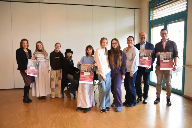 Freuen sich schon auf das Familienkonzert am 8. März (von links): Kulturamtsleiterin Corinna Bruggaier, die Schülerinnen Melissa Klaus, Franca Haller, Mira-Kate Baur, Enni Keller, Jana Smokvina und Arianna Valache, Lehrerin Nadja Kragler, Wolfgang Kammerlander sowie der stellvertretende Schulleiter des SV Nellenburg, Jochen Schmid.  | Foto: Philipp Findling