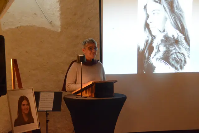 Die ehemalige Gemeindereferentin von Hohenstoffeln-Hilzingen, Simone Meisel, führte durch die Erinnerungsveranstaltung für Jasmin M. Sie kannte die Vermisste selbst, denn sie war ihre Religionslehrerin.  | Foto: Sebastian Ridder