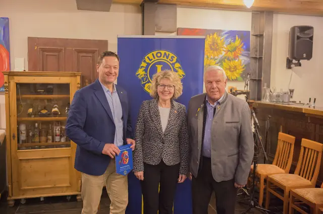 Christoph Karle (von links) und  Daniela Schweitzer ehrten Manfred Schnopp für 50 Jahre beim Lions Club Stockach. | Foto: Nikolaus Langner