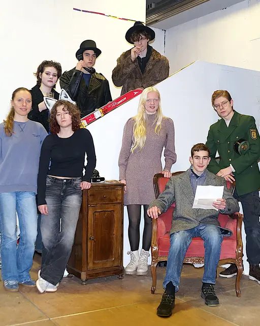 Unten stehen Sophia Bohl, Lea Briegel, Phoebe Höfler-Robitsch, Marvin Karg, Daniel Grundmann. Auf der Treppe sind Berta Maucher, Simon Ecija Morales, Dirk Pfeiffer. | Foto: Constanze Wyneken