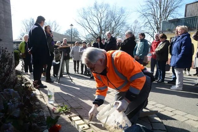 Die Leiterin des Jüdischen Museums berichtet über das Leben der drei ermordeten Gailinger Helen Hasgall, Sara Greilsheimer-Hagall und Josef Greilsheimer bei der Verlegung der Stolpersteine. | Foto: Sebastian Ridder