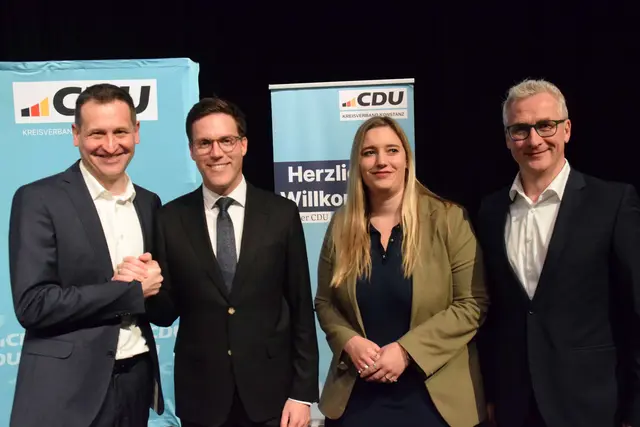 Der CDU-Landtagskandidat Christoph Stetter (ganz links) hat den Spitzenkandidaten und Landesvorsitzenden der CDU Baden-Württemberg, Manuel Hagel MdL (zweiter von links), in die Scheffelhalle nach Singen eingeladen. Daneben im Bild: die zweite Kandidatin für das Mandat Stefanie Hilpert-Klarmann und der CDU Ortsvorsitzende Daniel Petzold. | Foto: Achim Holzmann