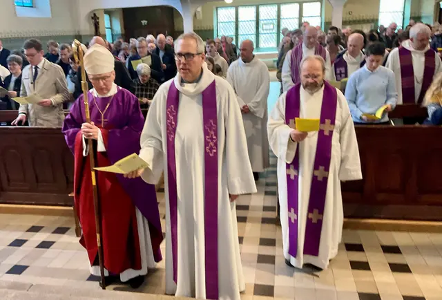 Dr. Matthias Ring, Bischof der Alt-Katholiken in Deutschland (li.) , führte Andreas Sturm (Bildmitte) mit einem festlichen Gottesdienst in der Lutherkirche in das Pfarramt der alt-katholischen Gemeinde Singens ein - rechts Dekan Joachim Sohn. | Foto: Bernhard Grunewald