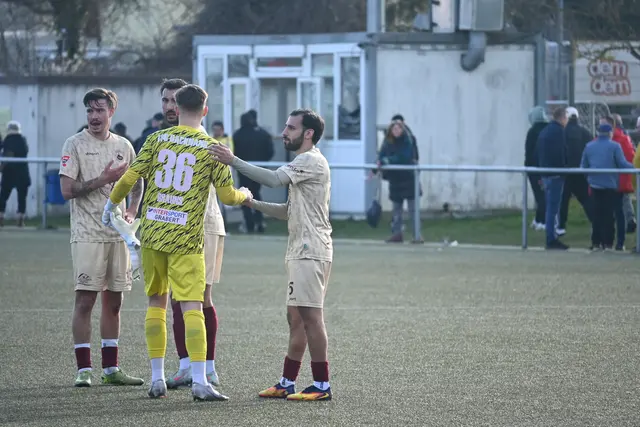 Faire Verlierer trotz umkämpften Spiels. Singener Spieler klatschen mit dem starken gegnerischen Torhüter ab. Von links: Daniel Niedermann, Süleyman Karacan, Maurice Brauns, und Gianluca Serpa. | Foto: Sebastian Ridder