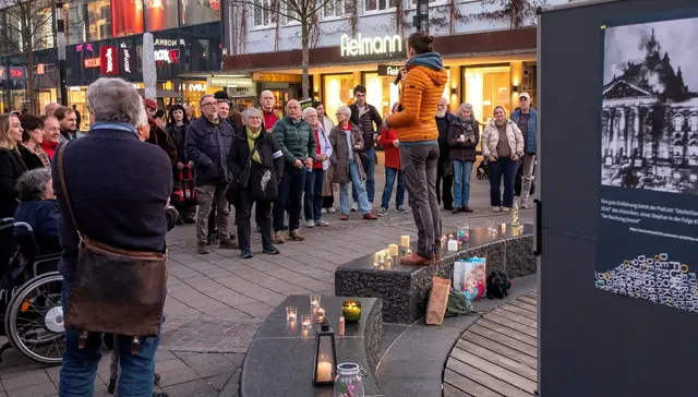 Maxi Fetsch von „DemokraTwiel“ begrüsst zur Mahnwache für demokratisches Engagement am 27.2.2026. | Foto: Frieder Tramer 
