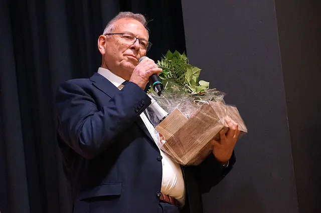 Georg Mais mit seinem Abschiedsgeschenk. 35 Jahre lang hat er die Stockacher Meisterkonzerte unter anderem geleitet und geprägt. | Foto: Constanze Wyneken