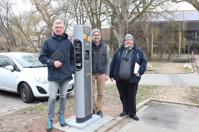 So sehen die öffentlichen Doppelladesäulen in der Gemeinde Gottmadingen aus. Der Strom wird größtenteils durch die PV - Anlagen gewonnen. (Von links:) Alexander Kopp (Hochbauamt), Bürgermeister Michael Klinger und Thomas Baum (Rechnungsamt). | Foto: Juleda Kadrija