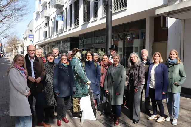 Die Stadt und ihre Kooperationspartner freuen sich auf die bevorstehenden Veranstaltungen zum Jubliäumsjahr. Stellvertretend dafür verkündeten sie das Programm in der Scheffelstraße am Beginn des Scheffelpfads. | Foto: Sebastian Ridder