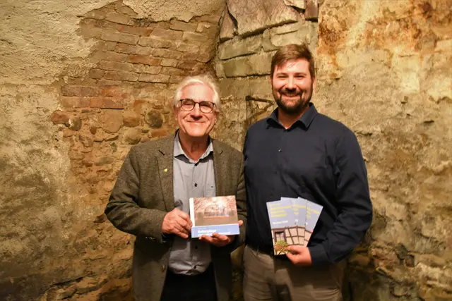 Auch über den Keller des historischen Honold-Hauses hatte Thomas Warndorf (links neben Stadtarchivsleiter Julian Windmöller) einiges zu erzählen.  | Foto: Philipp Findling