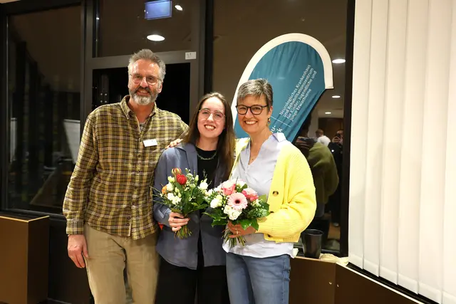 Sie freuen sich über die gelungene Buchtaufe (v.l.n.r.): Rüdiger Becker, Leiter der Wilhelm-Bläsig-Krankenhausschule des Hegau-Jugendwerks, die Illustratorin Siri Malin Dietz und die Autorin und HJW-Mitarbeiterin Antje Tresp-Welte.  | Foto: Andrea Jagode