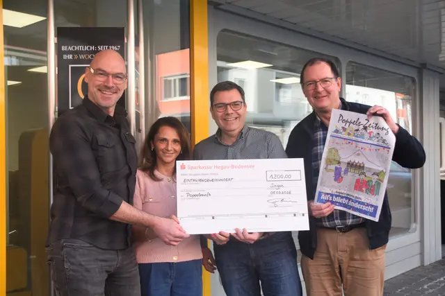 Bei der gemeinsamen Scheckübergabe beim Wochenblatt (von links): Poppele-Zunftmeister Timo Heckel, Verkaufsleiterin Rossella Celano, Dirk Frädrich (Geschäftsführer Singener Wochenblatt) und Ehrenzunftmeister Stephan Glunk. | Foto: Philipp Findling