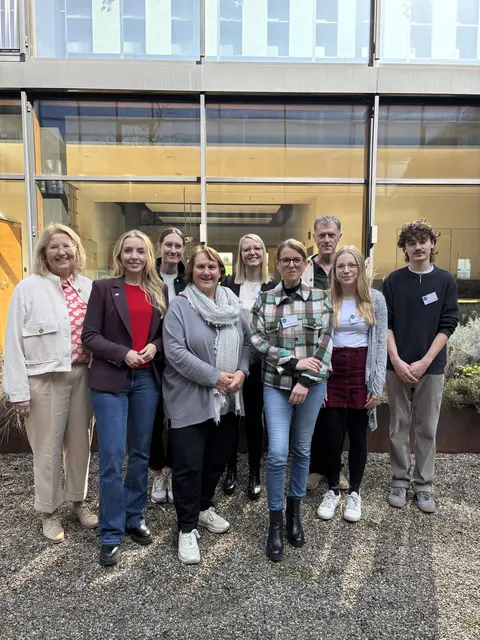 Verschafften sich einen Einblick in die CSH (vorne von links): Siglinde Unger, (Schulleiterin), Saskia Frank, MdL, Theresa Schopper, Kultusministerin, Anna-Magdalena Herrmann, EB-Vorsitzende, Pauline Roth, Schülersprecherin, Joshua Paffen, Schülersprecher und hinten von links: Johanna Schorre, stv.Schulleiterin, Leonie Röwer, Kita-Leitung, Dieter Unger | Foto: Christliche Schulen im Hegau