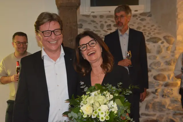 Die Freude ist groß bei Thomas Auer und seiner Partnerin Christine Dreide. Auer gewinnt seine zweite Bürgermeisterwahl in Gailingen mit mehr Stimmen und mehr Wählenden als noch 2018 | Foto: Sebastian Ridder