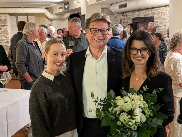 Thomas Auer und seine Familie sind bereit für die zweite Amtszeit des Bürgermeisters. Wie Auer betonte, hätte er nicht erneut kandidiert ohne die Unterstützung seiner Partnerin. Von links: Annabelle Auer, Thomas Auer und Christine Dreide. | Foto: Sebastian Ridder
