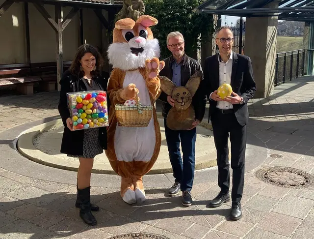 Freuen sich schon auf den 26. Engener Ostermarkt (von links): Sabrina Küchler, der Osterhase, Wirtschaftsförderer Peter Freisleben und Bürgermeister Frank Harsch.  | Foto: Stadt Engen